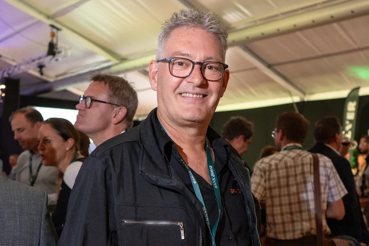 Martin Löffler, Grandiflora Blumenatelier GmbH, Wetzikon. Ein Mann mit grauen Haaren und Brille. Er trägt ein schwarzes Hemd.